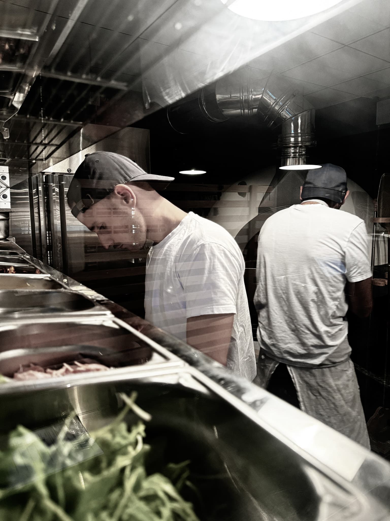 Etienne Crevat en plein service — pizzaiolo en action dans sa pizzeria