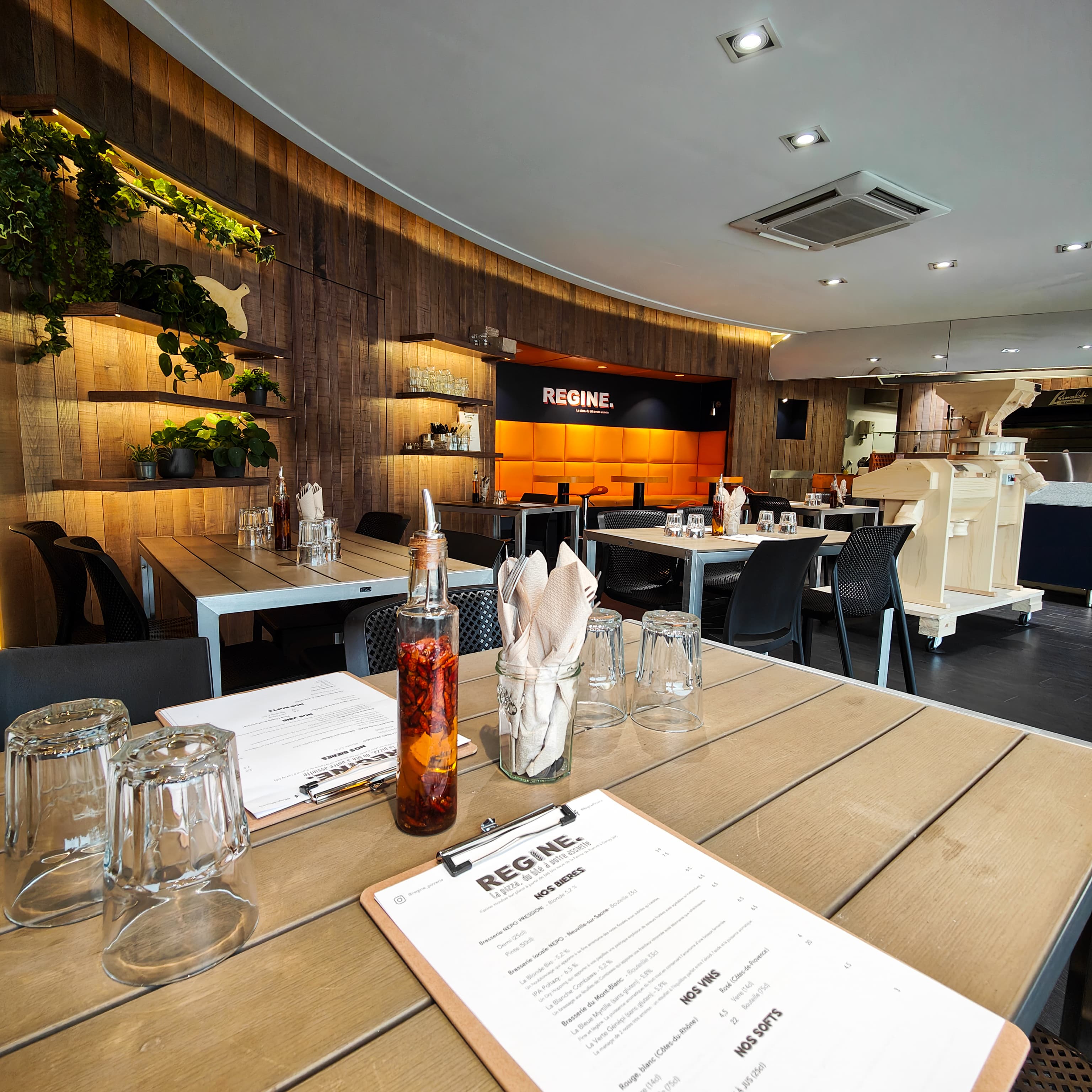 Intérieur pizzeria Régine Mionnay — ouvrir sa pizzeria